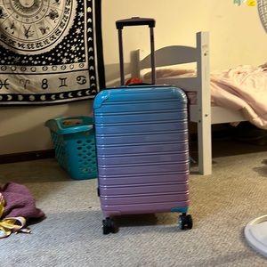 Carry on suit case Unused like new